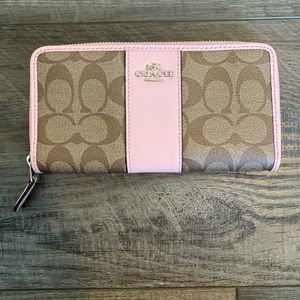 NWOT Coach accordion zip wallet